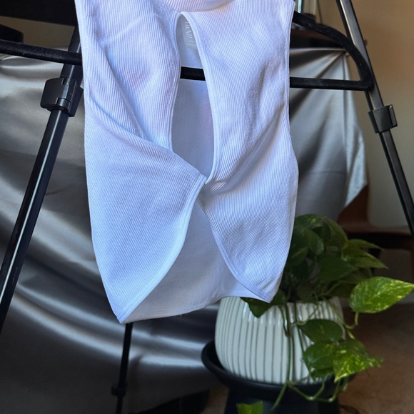 White crop top - Picture 3 of 3